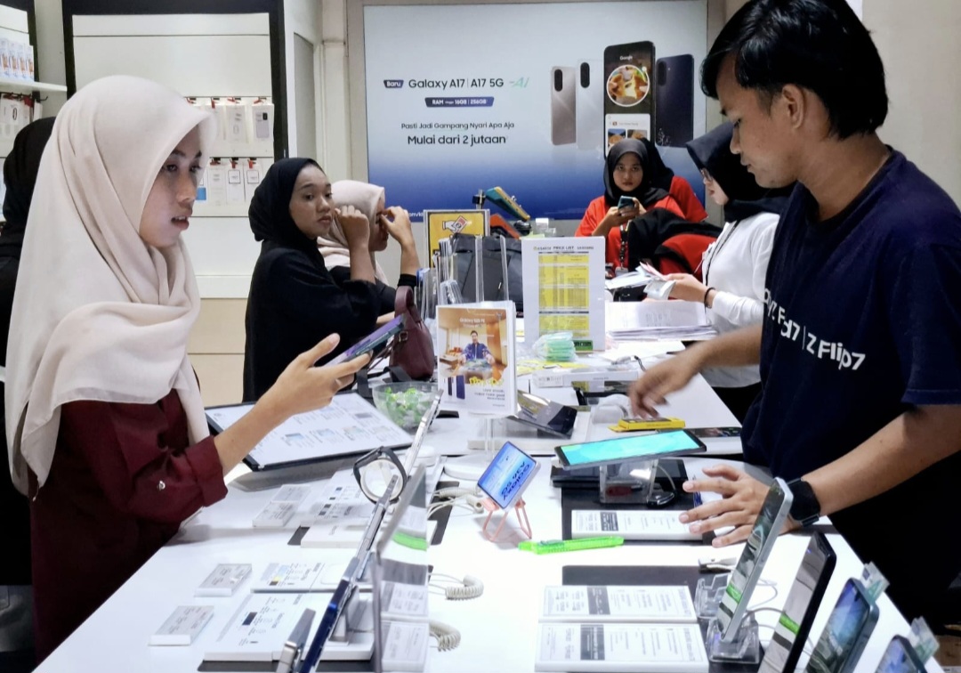 Para konsumen yang sebagian besar gen Z  antre membeli gadget di toko ponsel Atlantis di Jalan Gajah Mada, Mataram, Jumat (2/1). Penjualan HP mengalami tren peningkatan selama tahun baru.