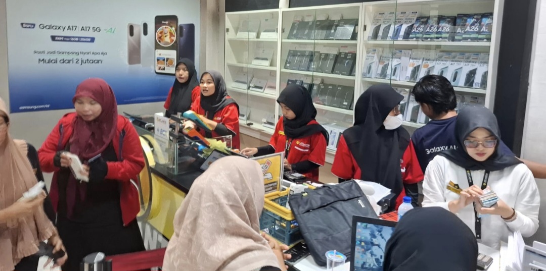 Para konsumen sedang antre membeli ponsel baru di Atlantis, Jempong Baru, Mataram, Jumat (2/1).