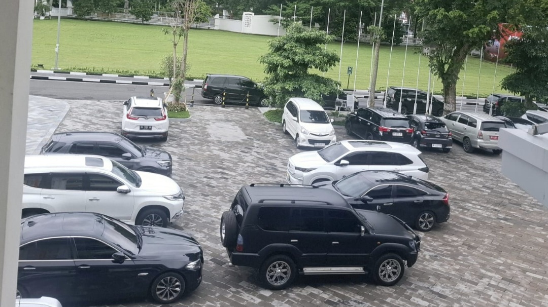 Sejumlah kendaraan dinas konvensional terparkir di halaman Pemprov NTB. Pemprov NTB akan segera mengganti kendaraan konvensional ke mobil listrik tahun ini.