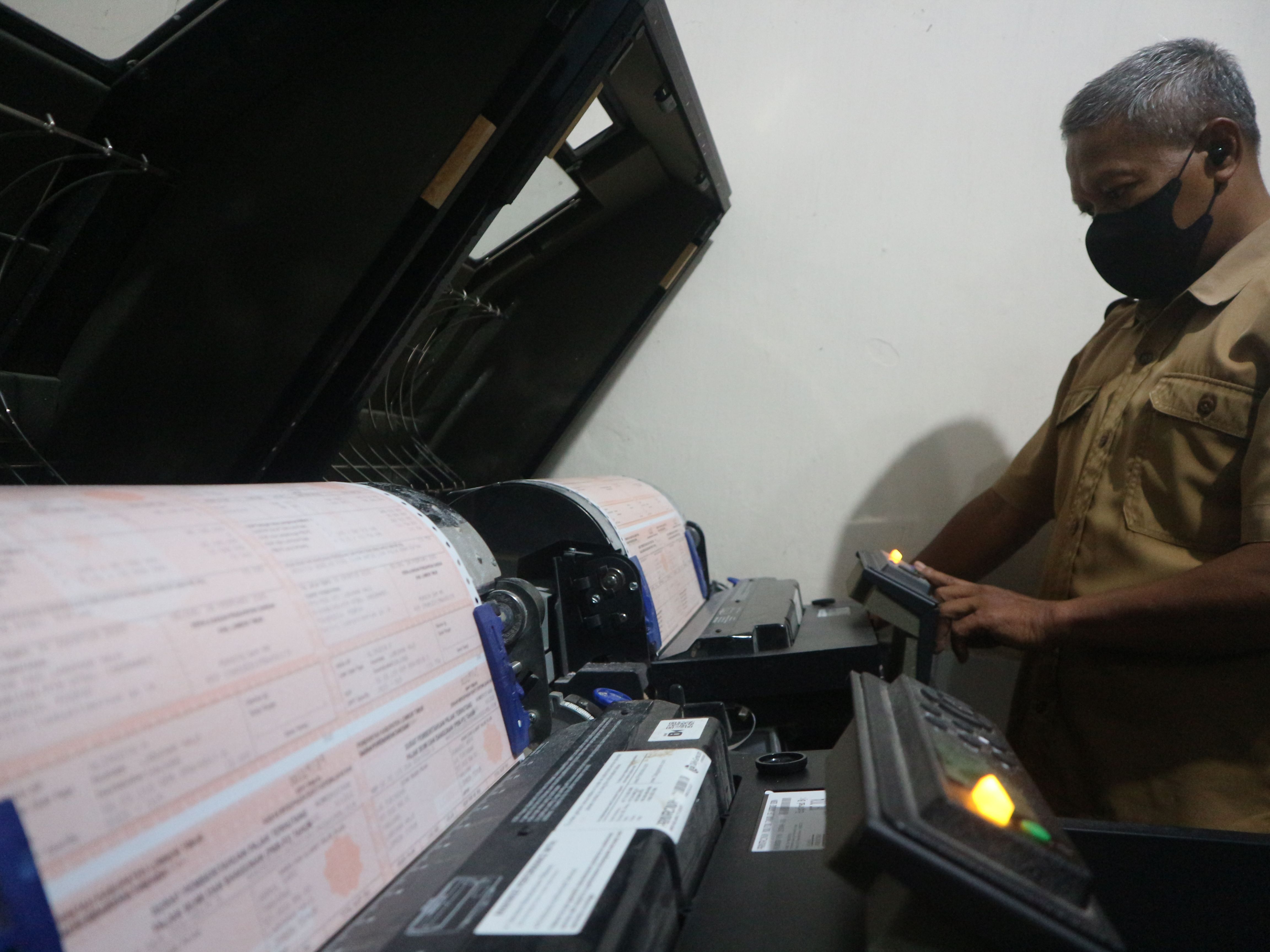 Seorang petugas Bapenda sedang mencetak SPPT PBB-P2 untuk dibagikan kepada wajib pajak di Lombok Timur.