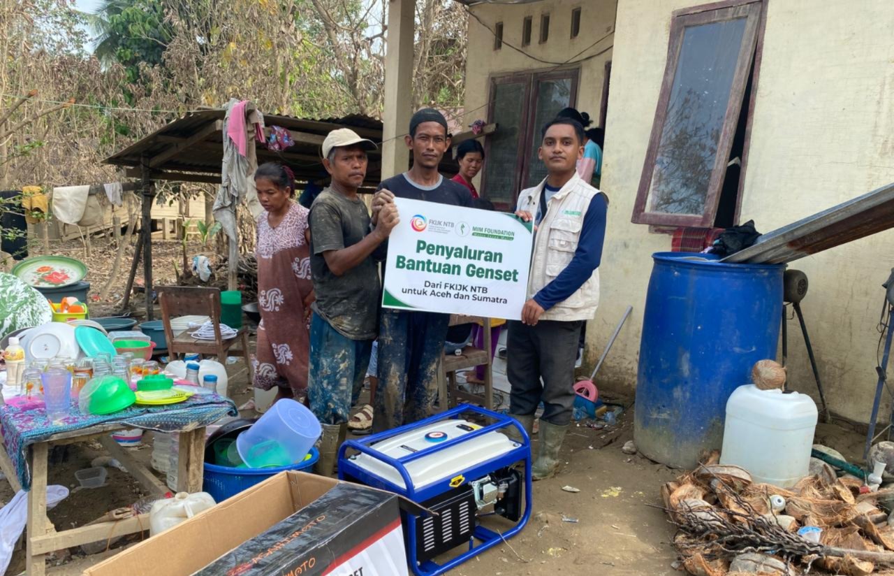 BANTUAN KEMANUSIAAN: Tim FKIJK NTB dan MIM Foundation menyerahkan secara langsung genset bantuan untuk posko pengungsian dan masjid di Aceh Tamiang.
