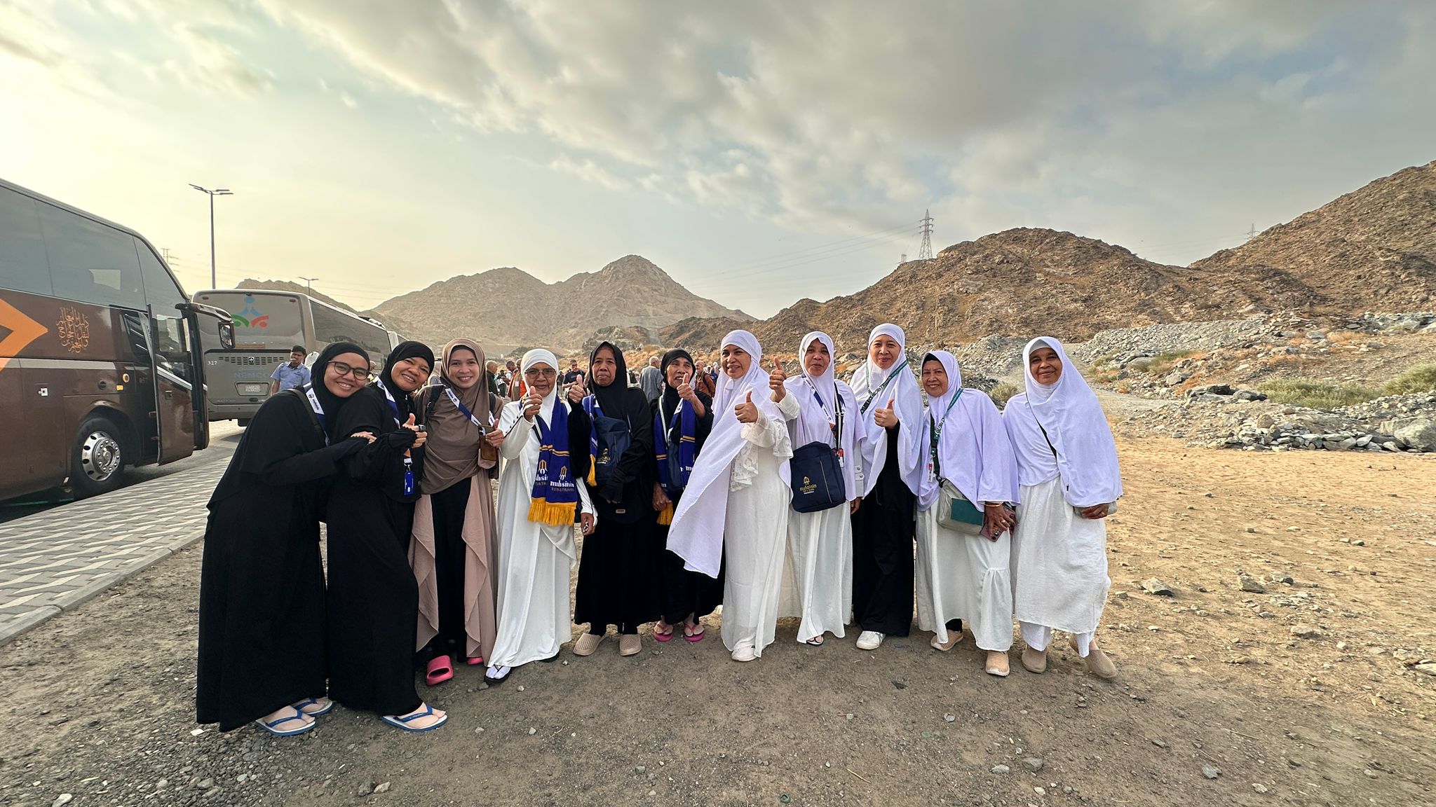 PELAYANAN ISTIMEWA: Jamaah umrah Muhsinin Tour and Travel dan Zamani, anak perusahaan Muhsinin saat mengikuti ziarah di Kota Makkah, pertengahan Desember 2025 lalu.