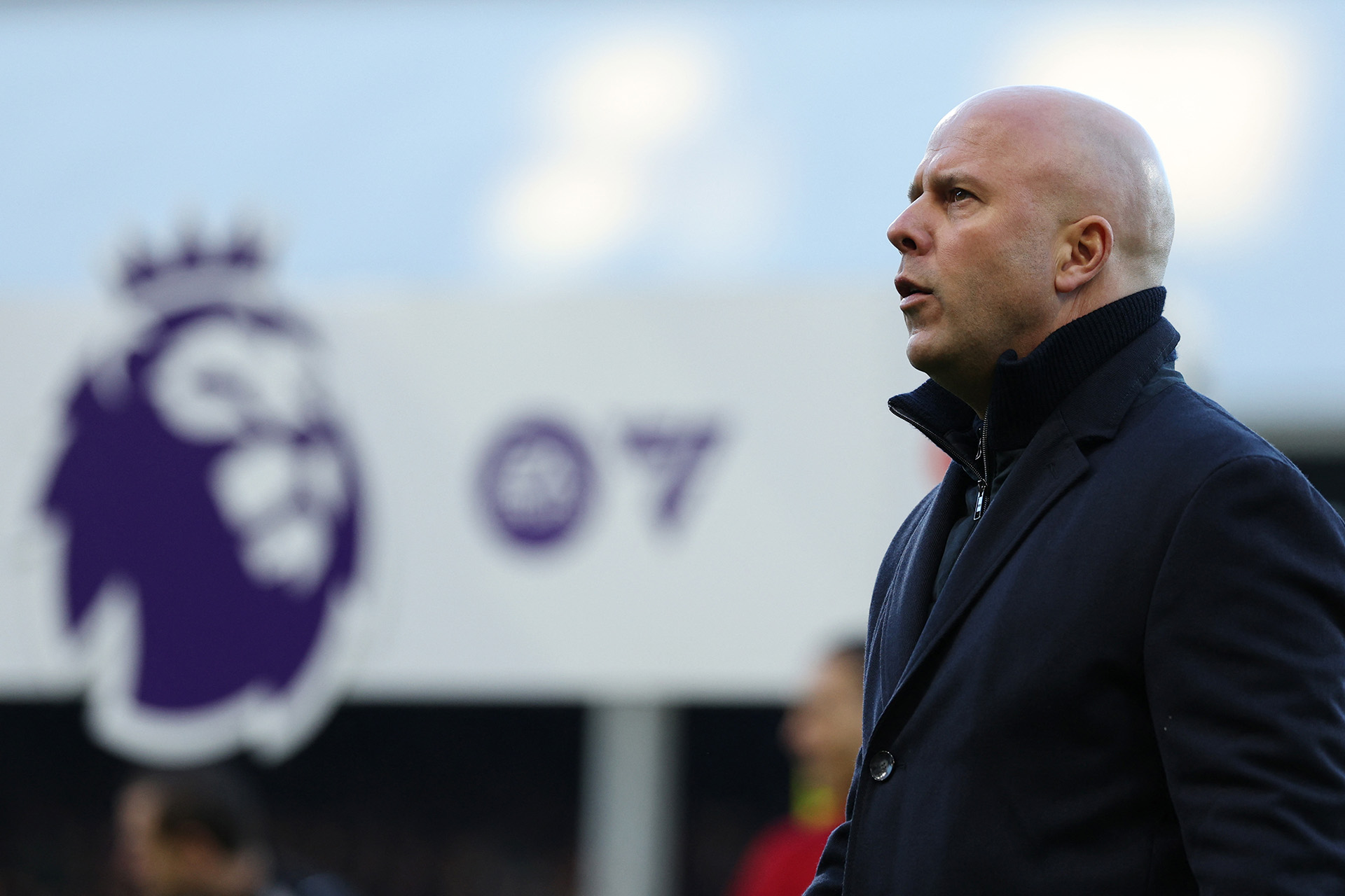 Arne Slot bersiap memimpin timnya pada pertandingan Liga Inggris antara Fulham dan Liverpool di Stadion Craven Cottage, London. (Foto: Adrian Dennis/AFP)