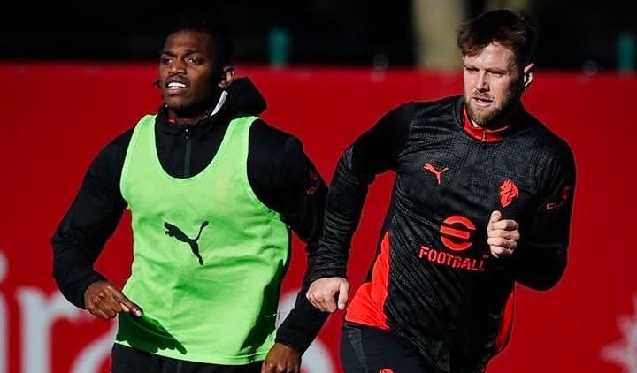 Striker AC Milan Rafael Leao dan Niclas Fullkrug dalam sesi latihan klub, beberapa waktu lalu.