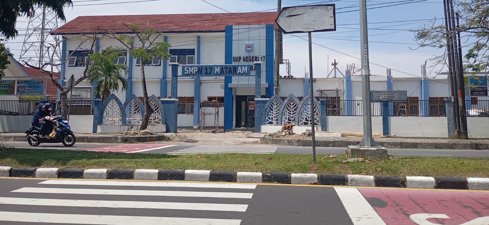 Seorang pegendara melintas di Jalan Lingkar Selatan depan SMPN 17 Mataram, Jumat (2/1). Proyek sekolah di Mataram rampung, siap dipakai awal semester genap.