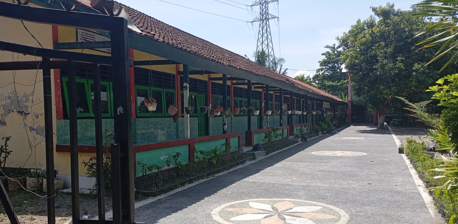 Salah satu sekolah di Kota Mataram halamannya terlihat cukup bersih, Jumat (2/1).  Hari pertama sekolah, Disdik Mataram ingatkan guru tak tambah libur.