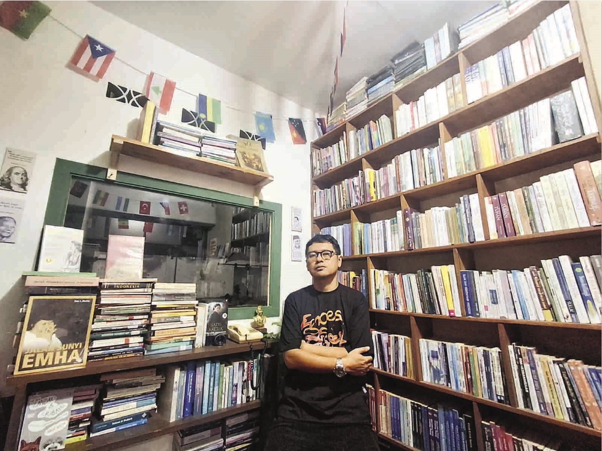 PENGALAMAN PANJANG: Didiet Rasmana di Toko Buku Sani di kawasan Stasiun Singosari, Kabupaten Malang, yang dia dirikan bersama sang istri, Ninda Kaninda.