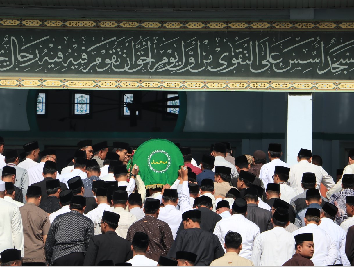 KEHILANGAN BESAR: Ribuan pelayat mengikuti prosesi pemakaman pimpinan PMDG KH Amal Fathullah Zarkasyi di Ponorogo, Minggu (4/1).