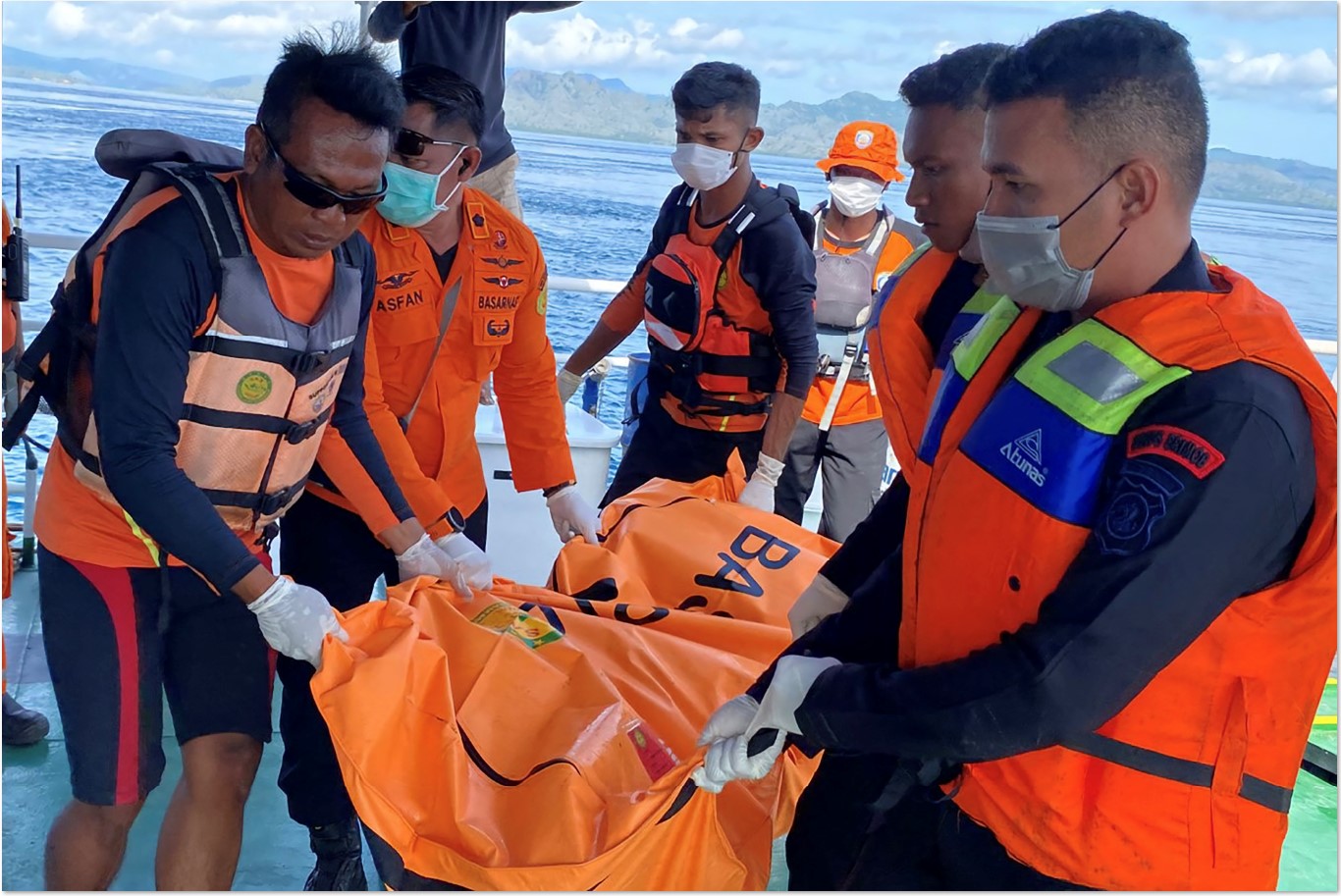 DITEMUKAN: Tim SAR saat mengevakuasi jenazah Fernando Martin Carreras dari perairan Labuan Bajo di NTT, Minggu (4/1).
