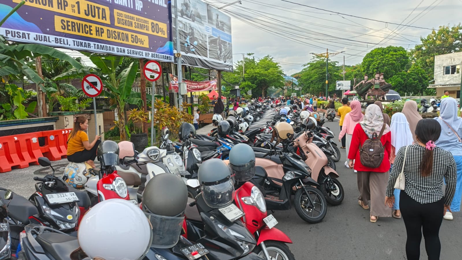 Kendaraan yang terparkir saat CFD Udayana ternyata belum masuk ke dalam kas daerah.
