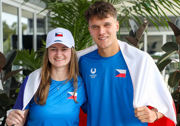 Servis mematikan Jakub Mensik bikin Barbora Krejcikova berteriak di depan TV saat Ceko menang telak di United Cup.