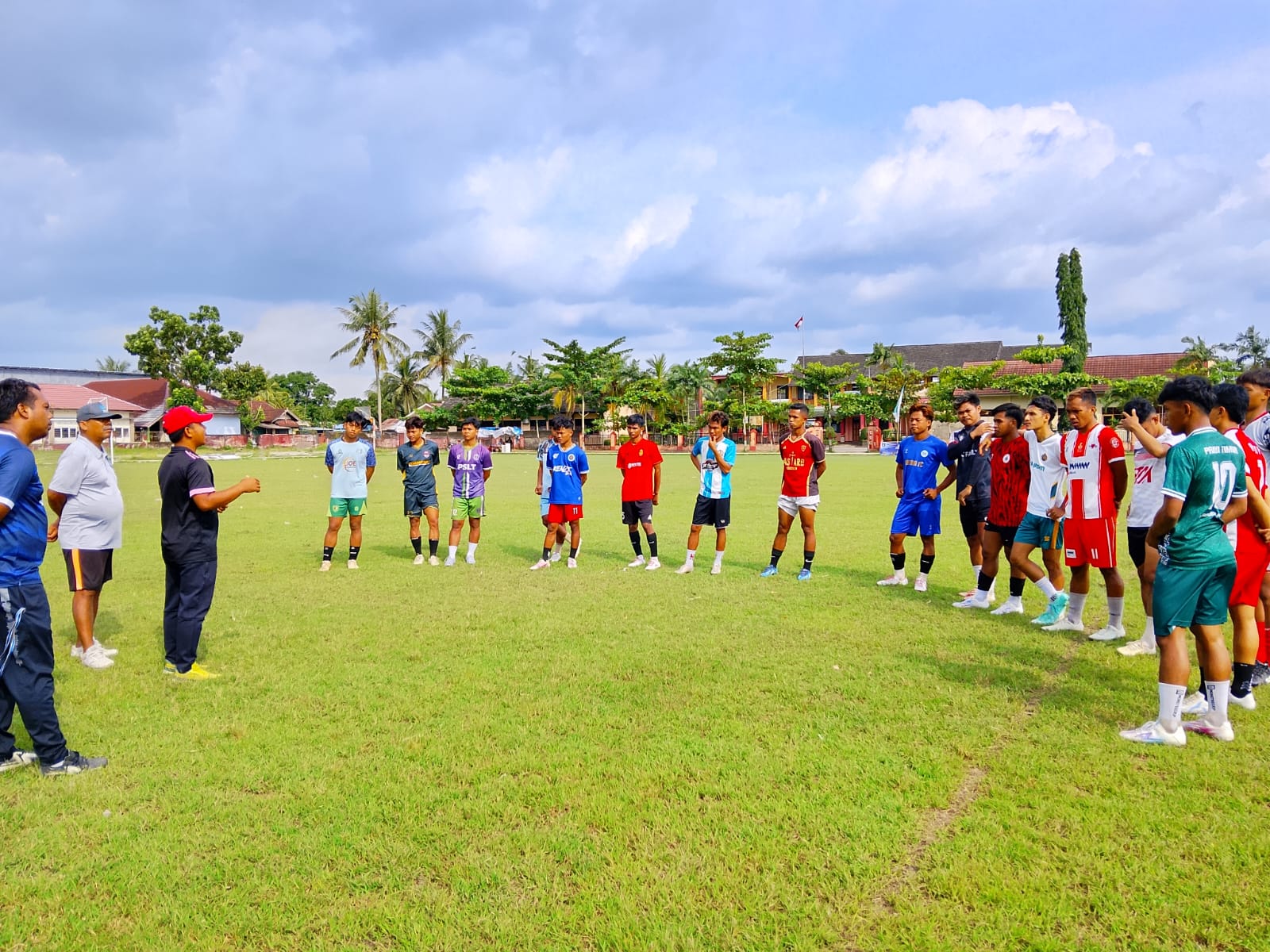 Pemain PSLT Lombok Tengah mendapatkan pengarahan dari jajaran manajemen.
