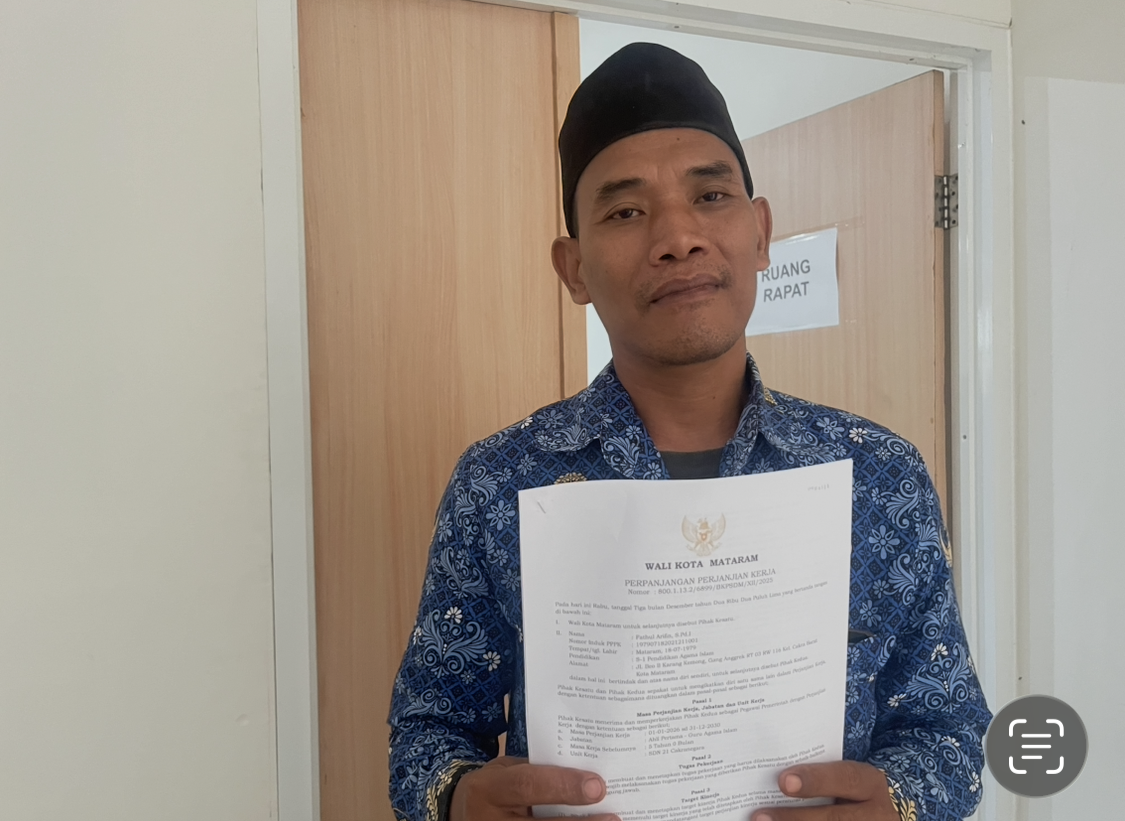 Fathul Arifin, guru SDN 21 Cakranegara, memperlihatkan perpanjangan SK PPPK yang diperolehnya.
