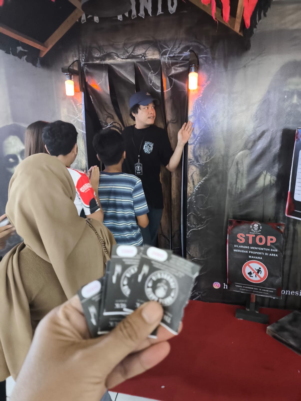 Sejumlah pengunjung bersiap memasuki lorong gelap wahana rumah hantu Sela di kawasan Mataram Mall, Kamis (1/1).