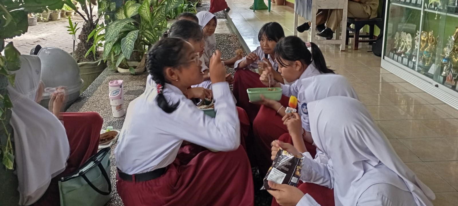 Sejumlah murid SDN 19 Cakranegara memanfaatkan jam istirahat untuk makan di halaman sekolah setempat, belum lama ini. Full Day School di Mataram mulai diuji coba Januari, jam sekolah hingga 15.30 Wita