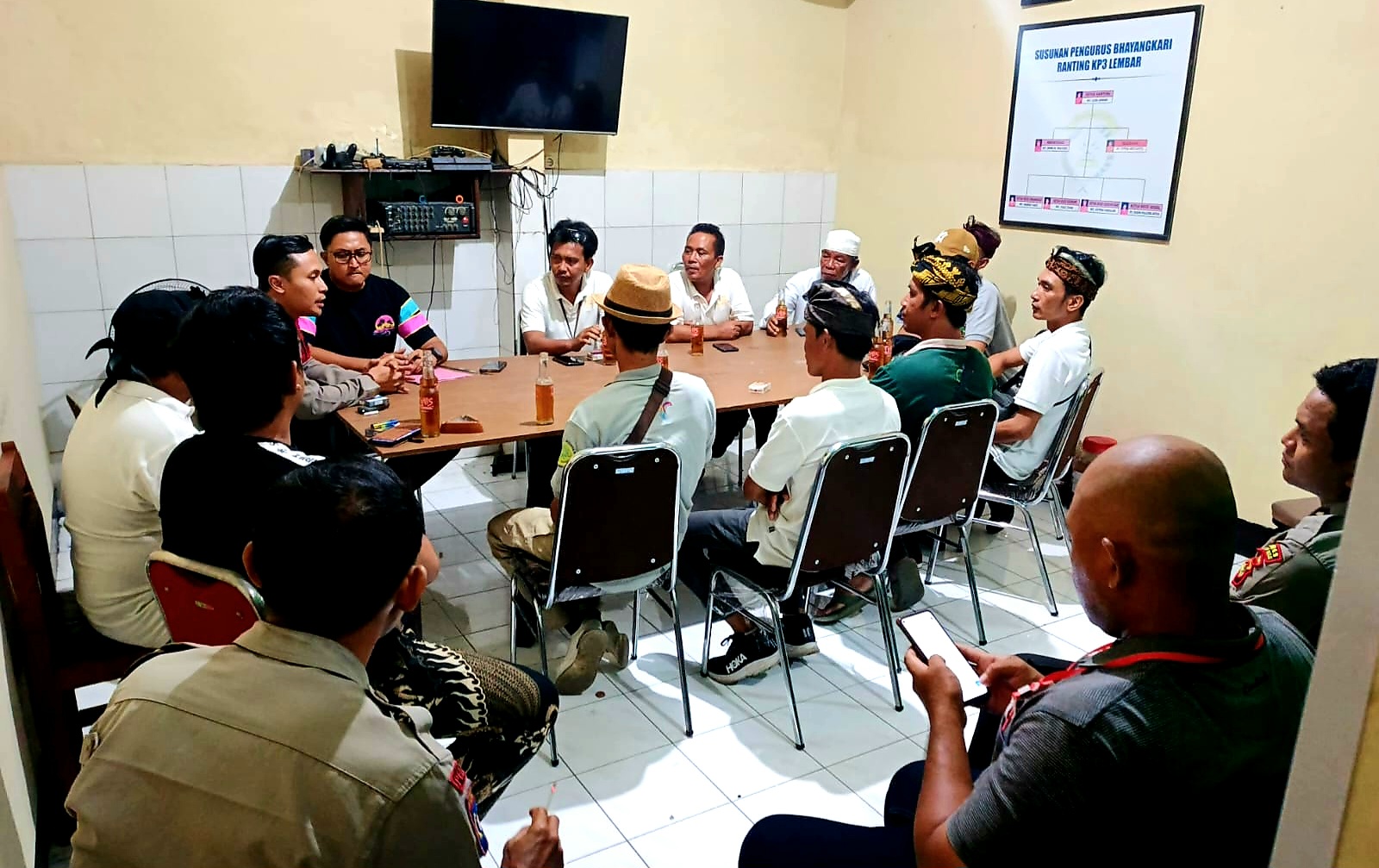 MEDIASI: Polsek Kawasan Pelabuhan Lembar dan Satreskrim Polres Lobar melakukan klarifikasi isu dugaan pungli di Pelabuhan Gili Mas Lembar.