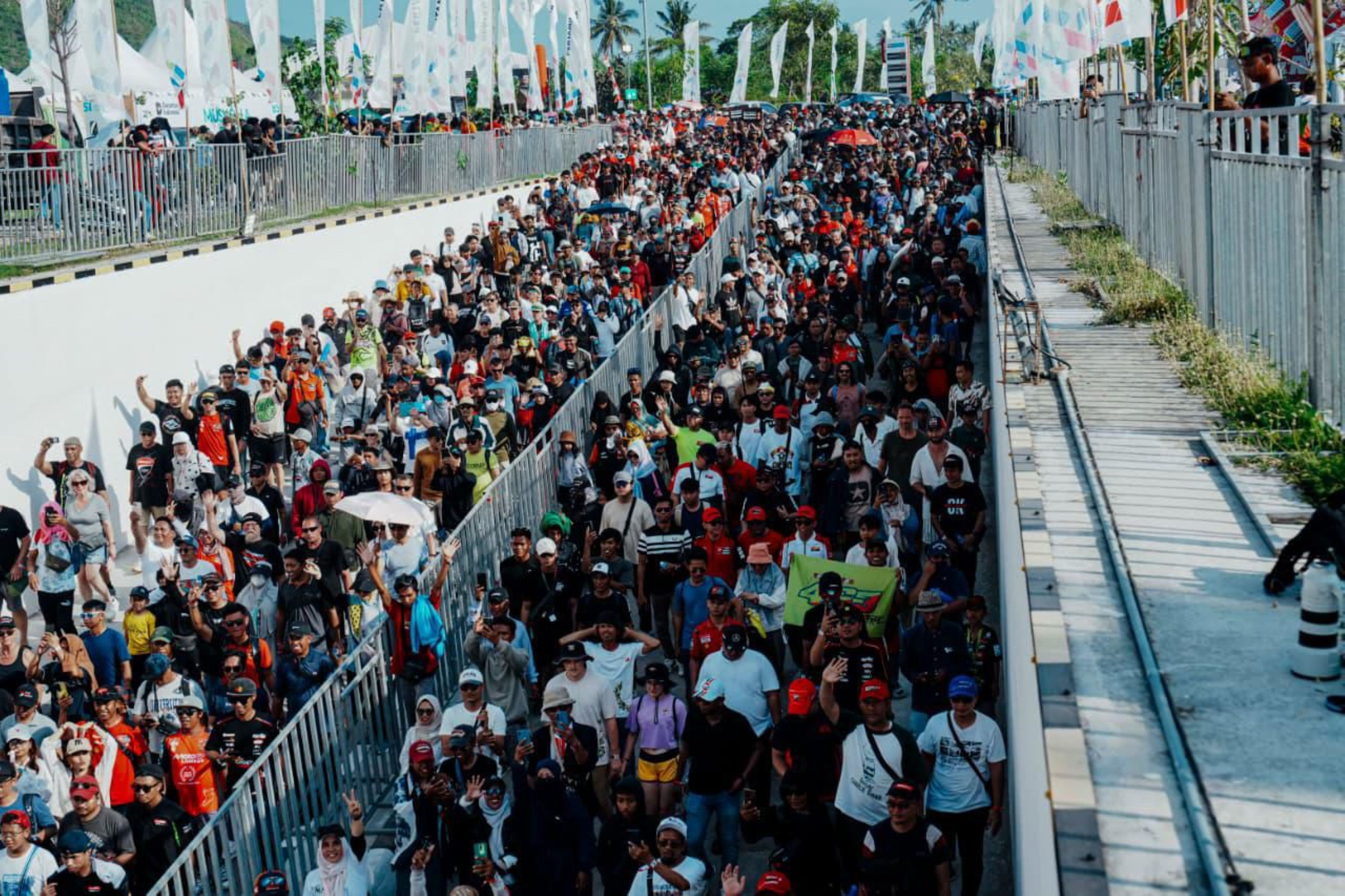 Ratusan ribu penonton MotoGP Mandalika 2025 berjalan keluar area Sirkuit Internasional Mandalika, beberapa bulan lalu.
