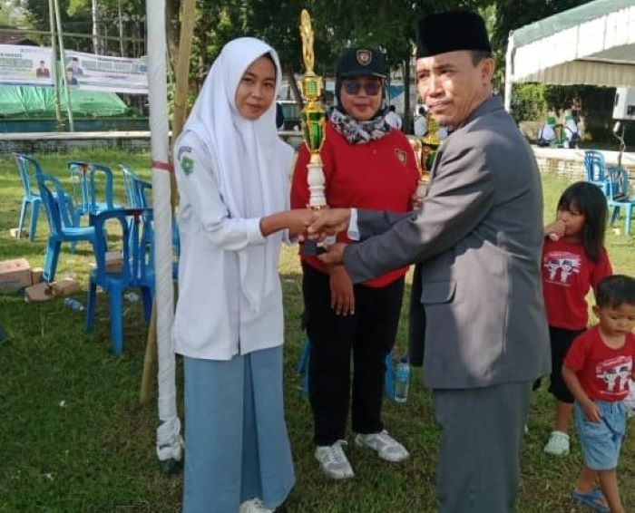 Tim Paskibra MAN Lobar menerima piala Juara 1 LKBB Tingkat Kabupaten dalam rangka HAB Kementerian Agama ke-80 di Lapangan Kediri, Lobar, Sabtu (03/01).
