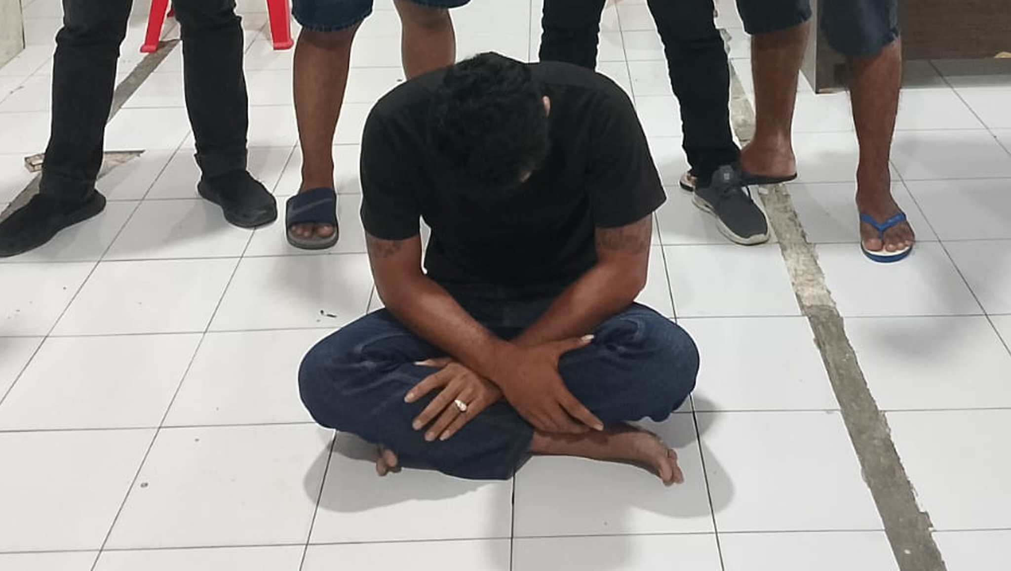 DITANGKAP: Pelaku pencurian motor berinisial ER diamankan di Polres Sumbawa, beberapa hari lalu.