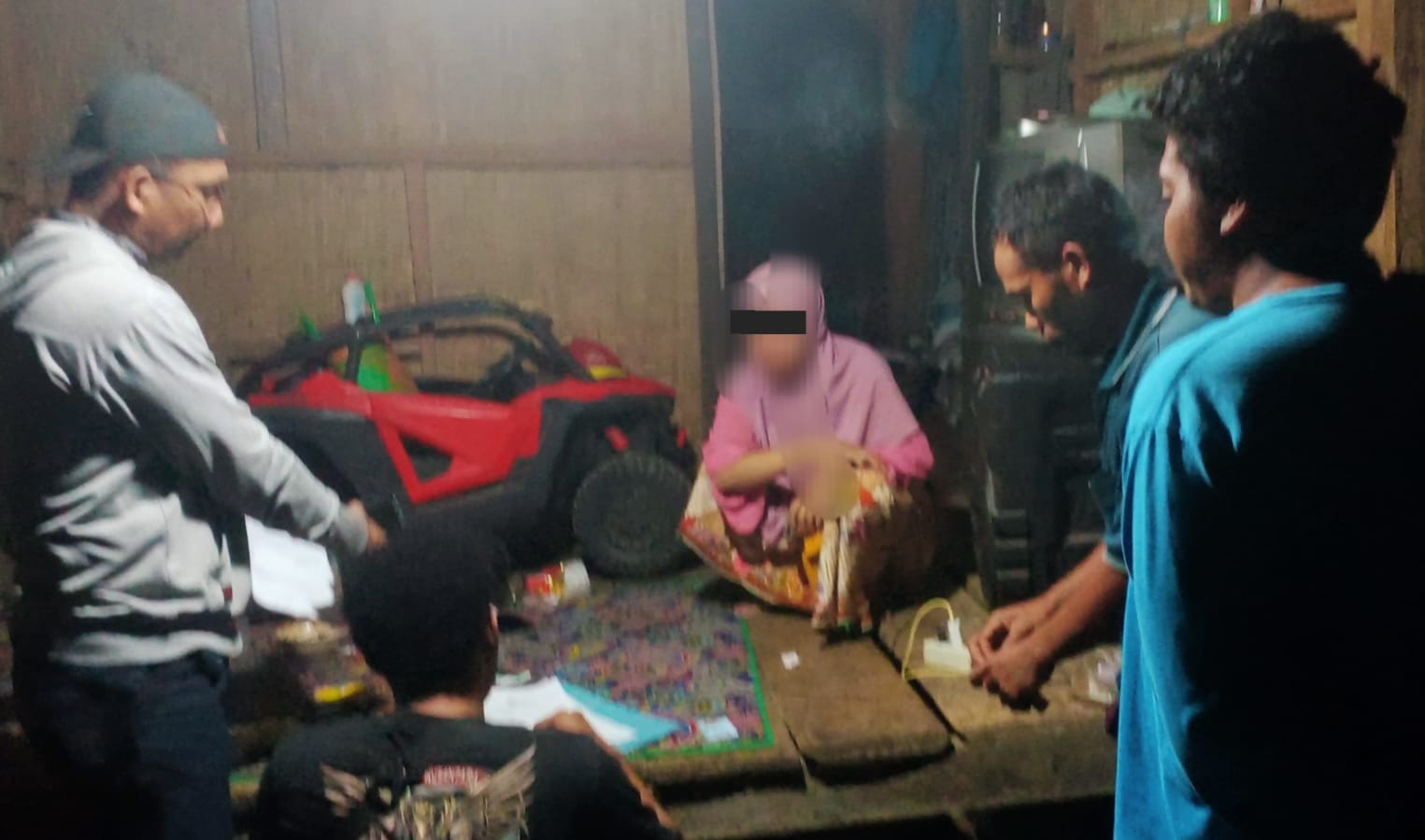 Tim Satresnarkoba Polres Dompu menggeledah rumah pengedar sabu DA di Desa Sorinomo, Kecamatan Pekat, Dompu kabur, Jumat (3/1).
