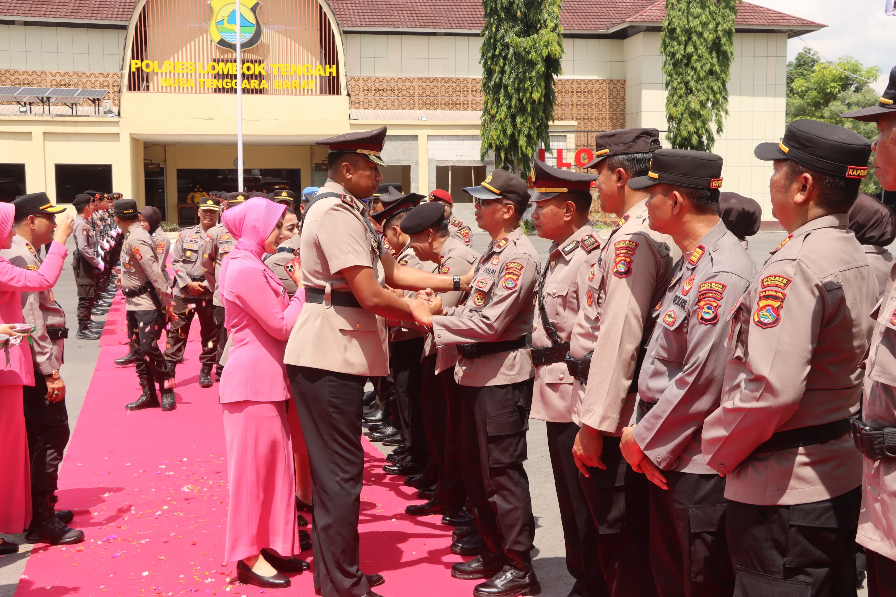 Wakapolres Loteng Kompol Imam Maladi beserta sejumlah pejabat utama pisah sambut dalam kegiatan serah terima jabatan di Mapolres Loteng, Sabtu (3/1).