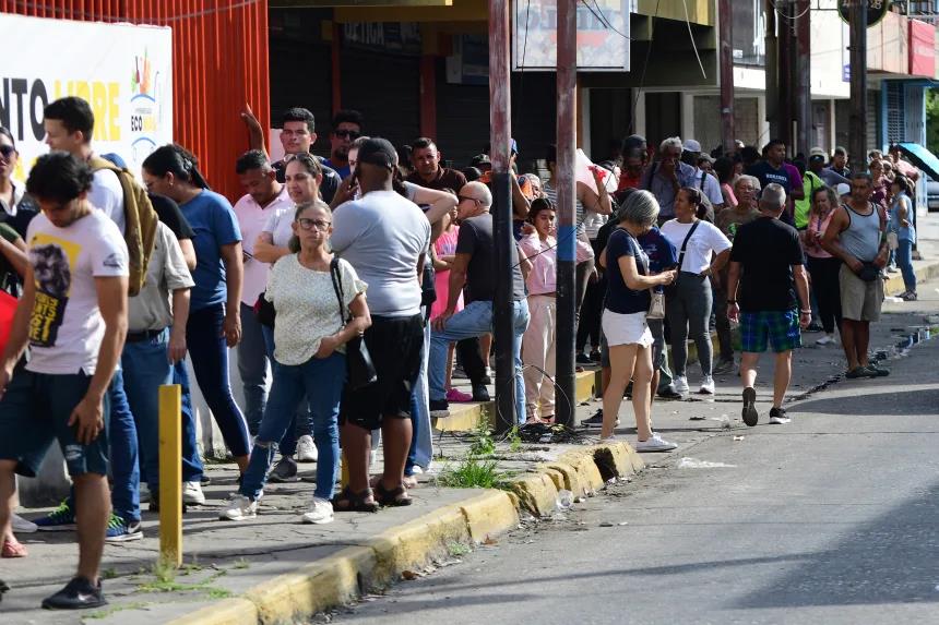 Warga mengantre di sebuah toko untuk membeli bahan kebutuhan pokok di Caracas pada 3 Januari 2026, setelah penangkapan Nicolas Maduro. (Foto: Jacinto Oliveros/AFP/Getty Images)