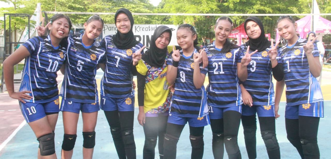 Tim Voli Putri Smanti foto bersama usai meraih juara Rektor Cup I Universitas Bima Internasional, belum lama ini. Voli Putri SMAN 3 Mataram Juara Rektor Cup I, tekuk SMAN 1 Lingsar 3-0.