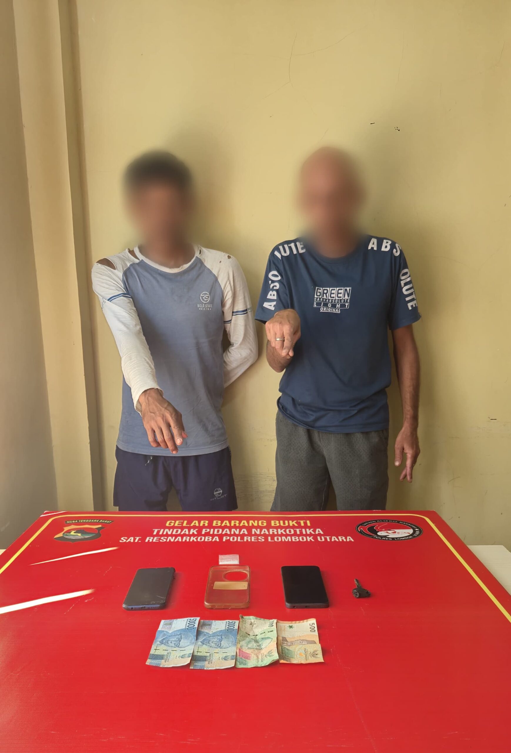 PENANGKAPAN: WNA asal Perancis berinisial RA (kanan) bersama rekannya menunjukkan barang bukti usai ditangkap tim Opsnal Polres Lotara.