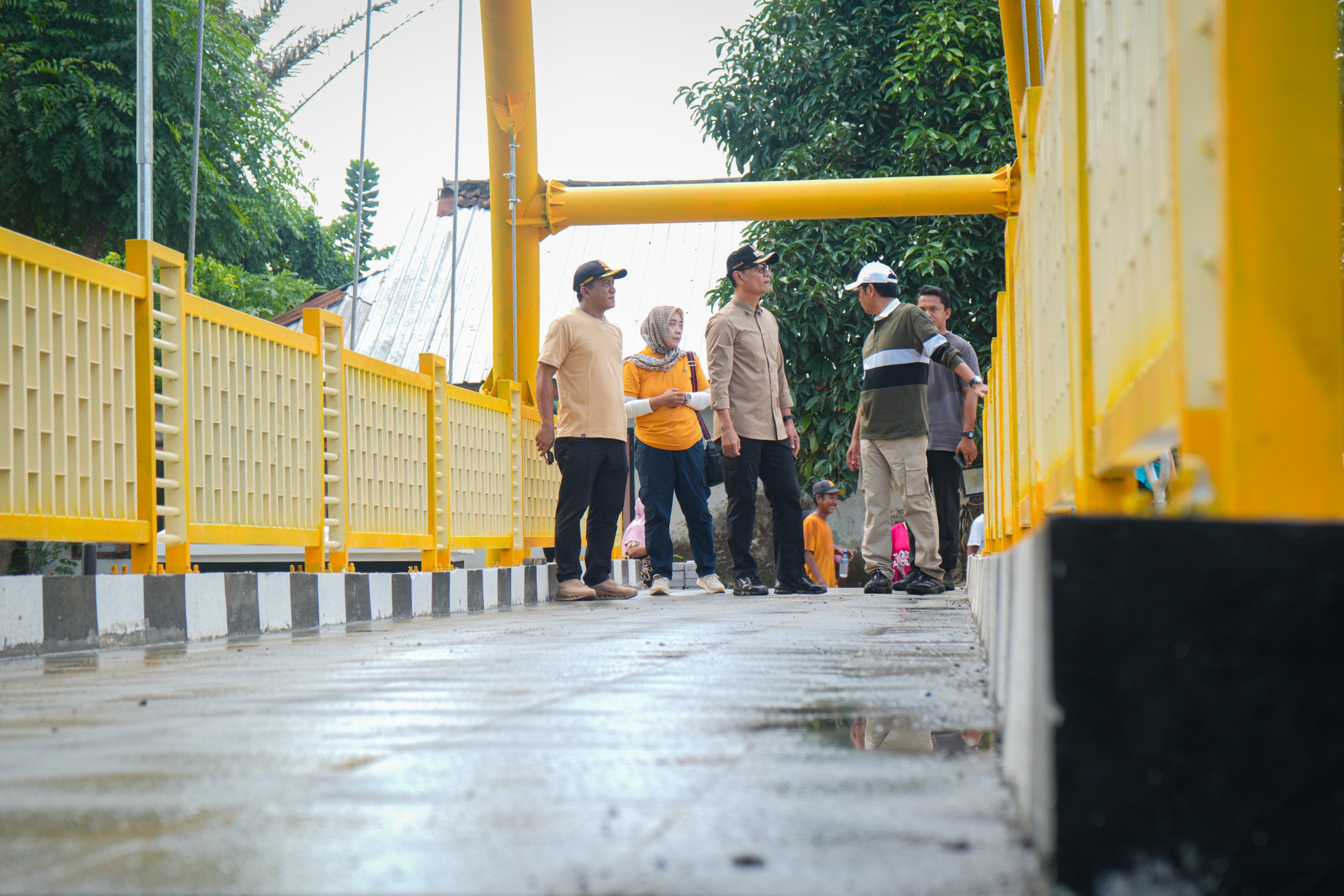 Wali Kota Mataram Mohan Roliskana, didampingi Sekda Lalu Alwan Basri, Kepala Dinas PUPR Lale Widiahning dan sejumlah pejabat lainnya saat mengecek jembatan Karang Kemong.