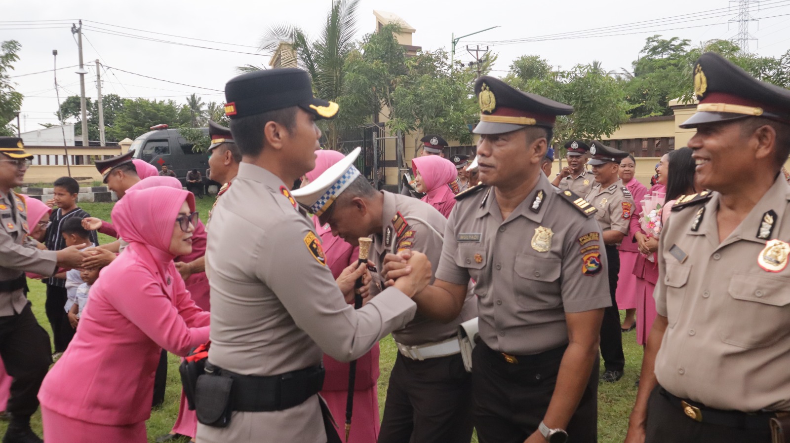 BERDEDIKASI: Kapolres KLU AKBP Agus Purwanta memberikan ucapan selamat kepada personel yang menerima kenaikan pangkat