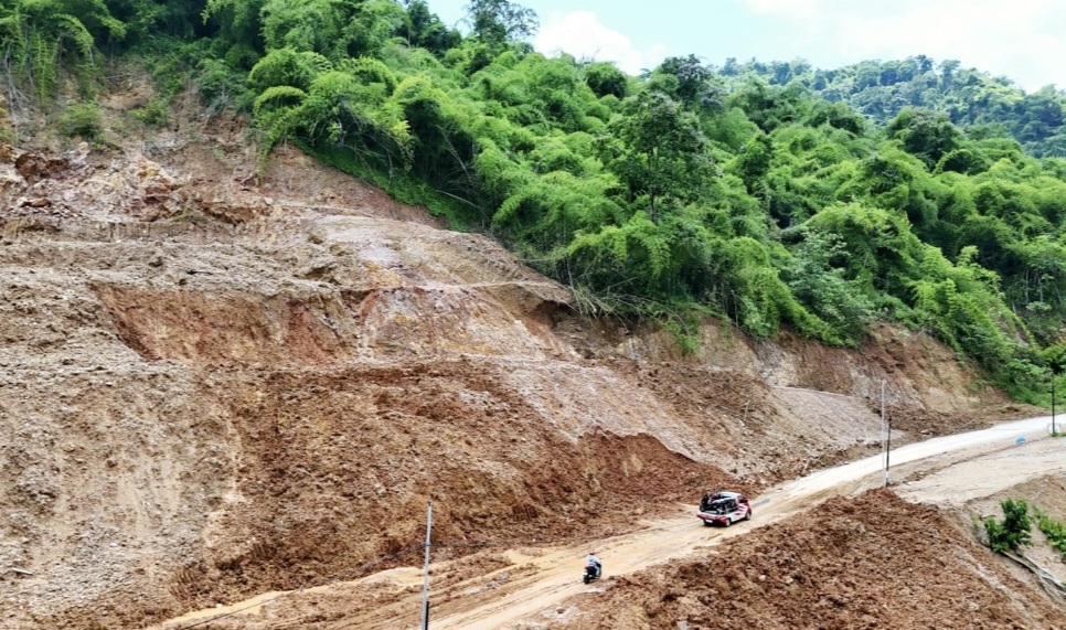 Proyek jalan provinsi long segment Lenangguar-Lunyuk, Kabupaten Sumbawa, belum tuntas hingga akhir tahun anggaran 2025. DPRD mendesak PUPR NTB untuk mengevaluasi kontraktor pelaksana proyek.
