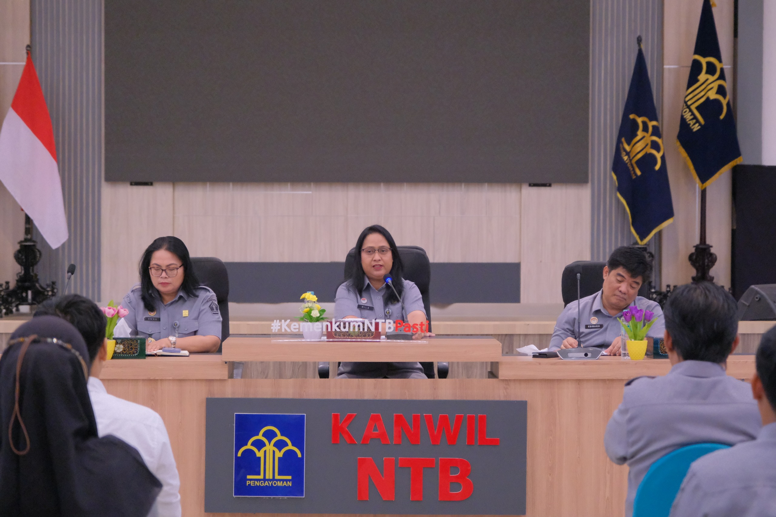 Kakanwil Kemenkum NTB I Gusti Putu Milawati memberi Pengarahan Awal Tahun 2026 bagi seluruh pegawai di lingkungan Kanwil Kemenkum NTB, Senin (5/1), bertempat di Aula Kanwil Kemenkum NTB.