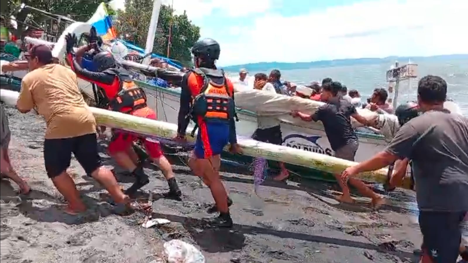 Aksi penyelamatan dramatis terjadi di perairan Ampenan, Lombok, pada Senin (5/1). Seorang nelayan bernama Sarimin, warga Dusun Kuranji Bangsal, berhasil dievakuasi oleh Tim SAR Gabungan.