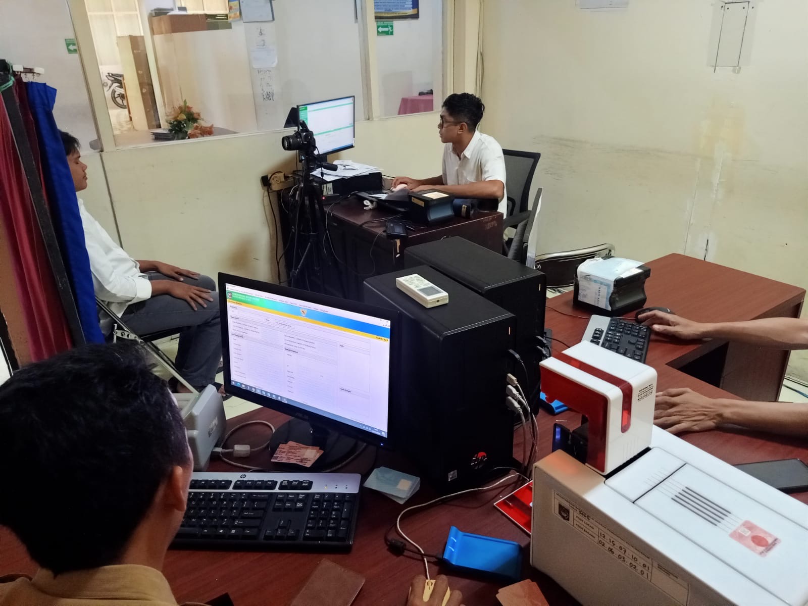Sejumlah warga terlihat sedang mengikuti proses perekaman data kependudukan.