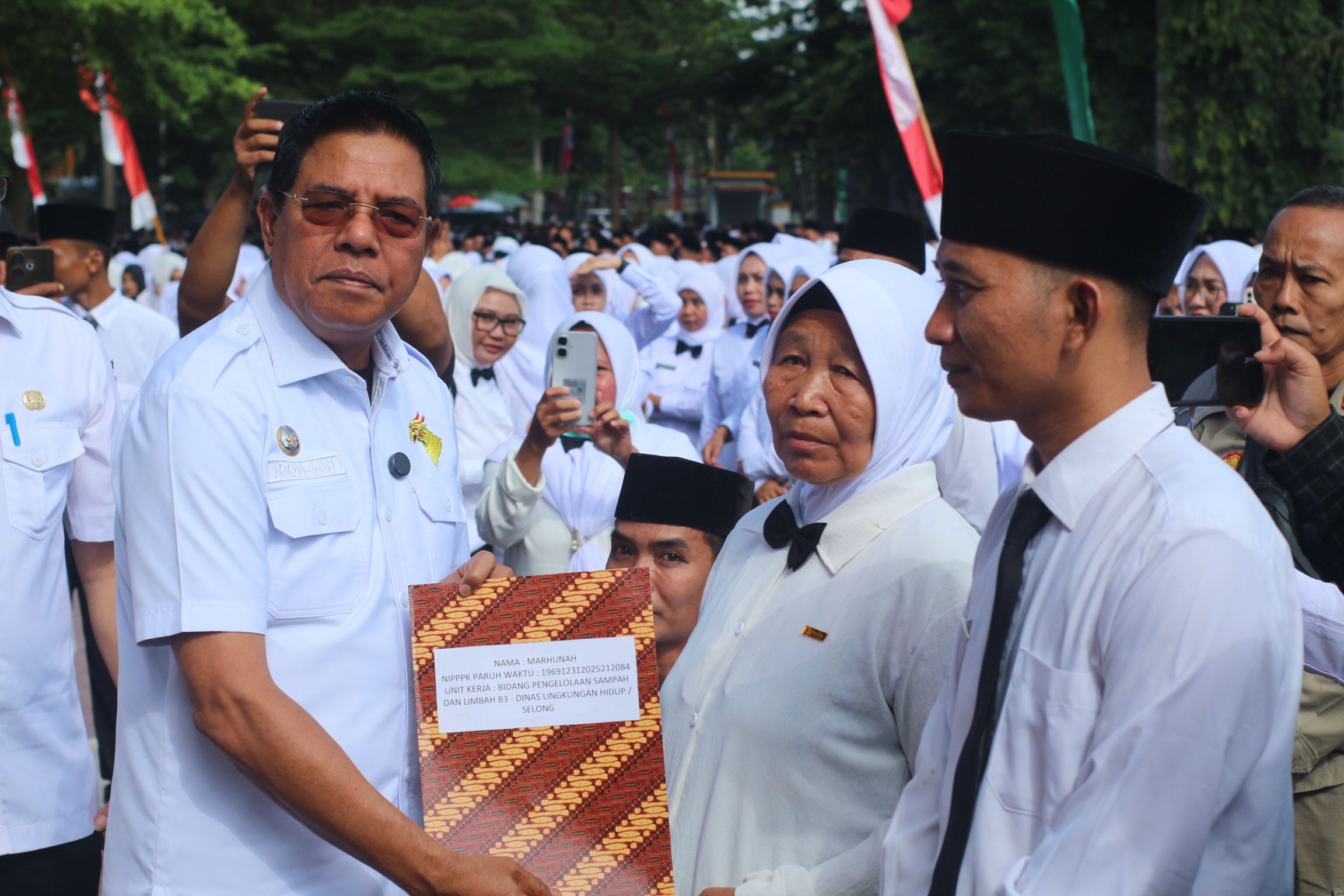 Marhunah saat menerima SK PPPK Paro Waktu dari Bupati Lombok Timur Haerul Warisin, beberapa waktu lalu.