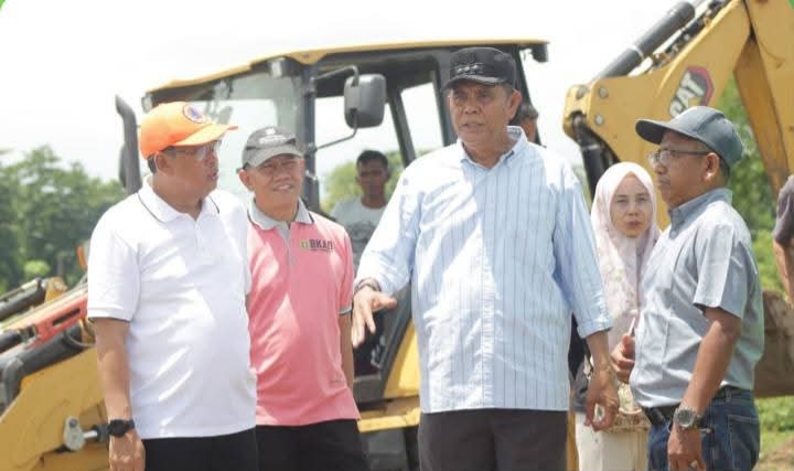 TINJAU LOKASI: Bupati Sumbawa Syarafuddin Jarot meninjau lokasi proyek budi daya unggas integral di sekitar BPHMT Serading, Sabtu (3/1).