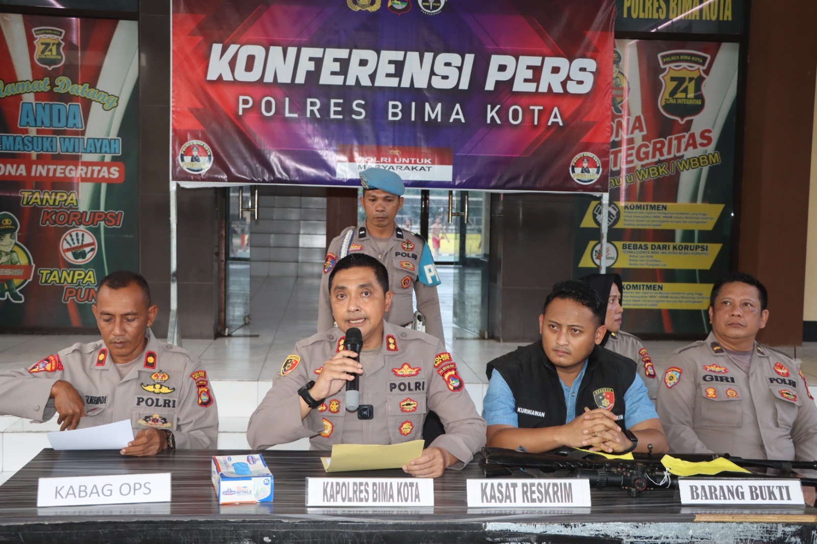 Kapolres Bima Kota AKBP Didik Putra Kuncoro (dua kiri) didampingi Kasatreskrim AKP Dwi Kurniawan Kusuma Putra (dua kanan) menyampaikan perkembangan penanganan kasus hilangnya Kifen, Sabtu (3/1).
