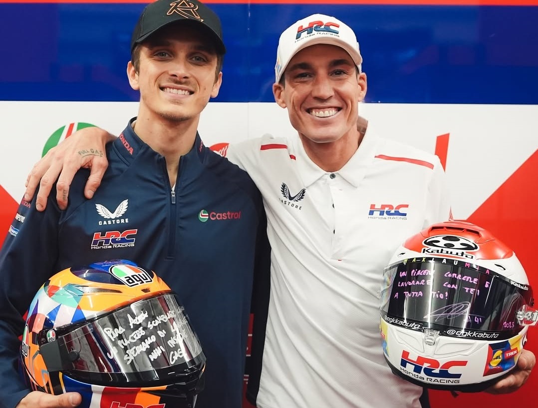 TEST RIDER: Aleix Espargaro (kanan) foto Bersama pembalap Honda HRC Castrol Luca Marini (kiri).