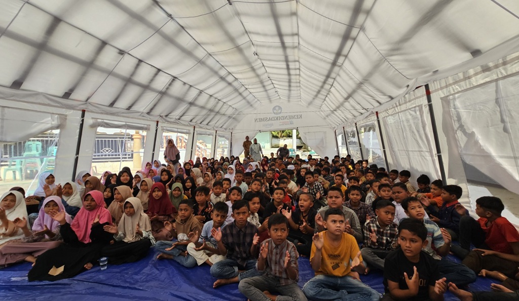 TAK PATAH SEMANGAT: Ratusan siswa SD belajar di tenda pada hari pertama masuk sekolah di Kecamatan Tanah Jambo Aye, Aceh Utara.