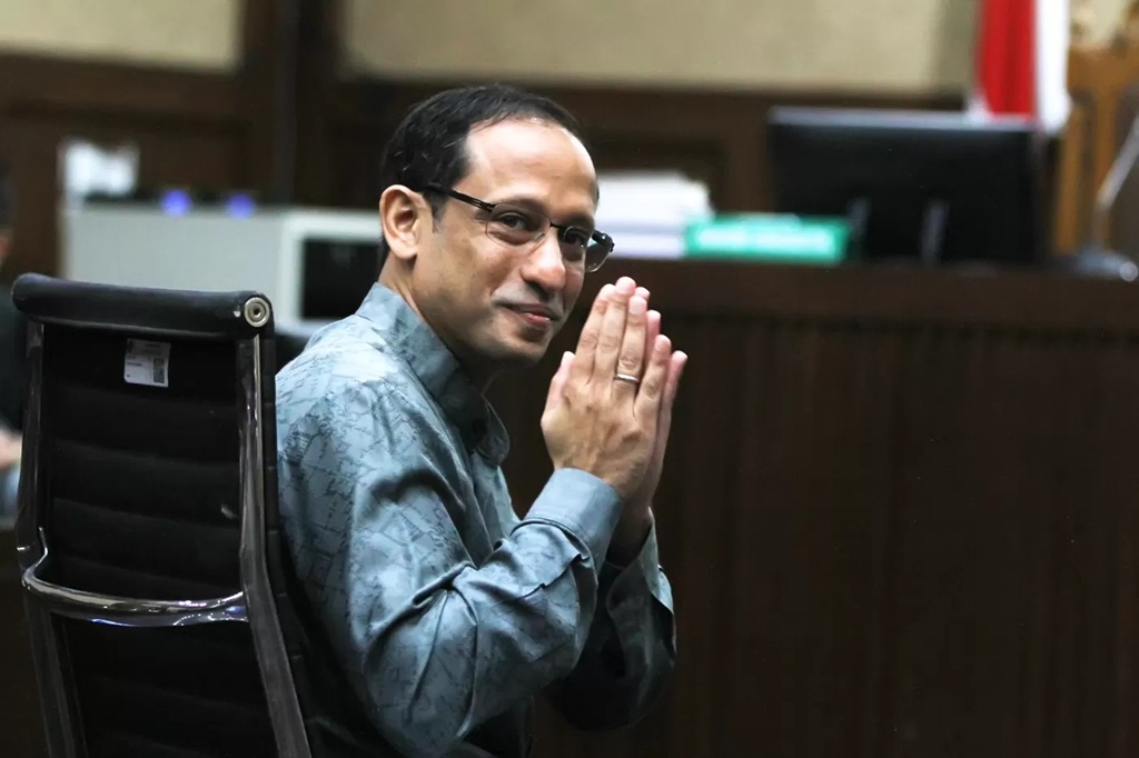 SIDANG: Nadiem Makarim memberikan salam ke arah wartawan sebelum sidang pembacaan dakwaan di Pengadilan Tipikor, Jakarta, Senin (5/1).