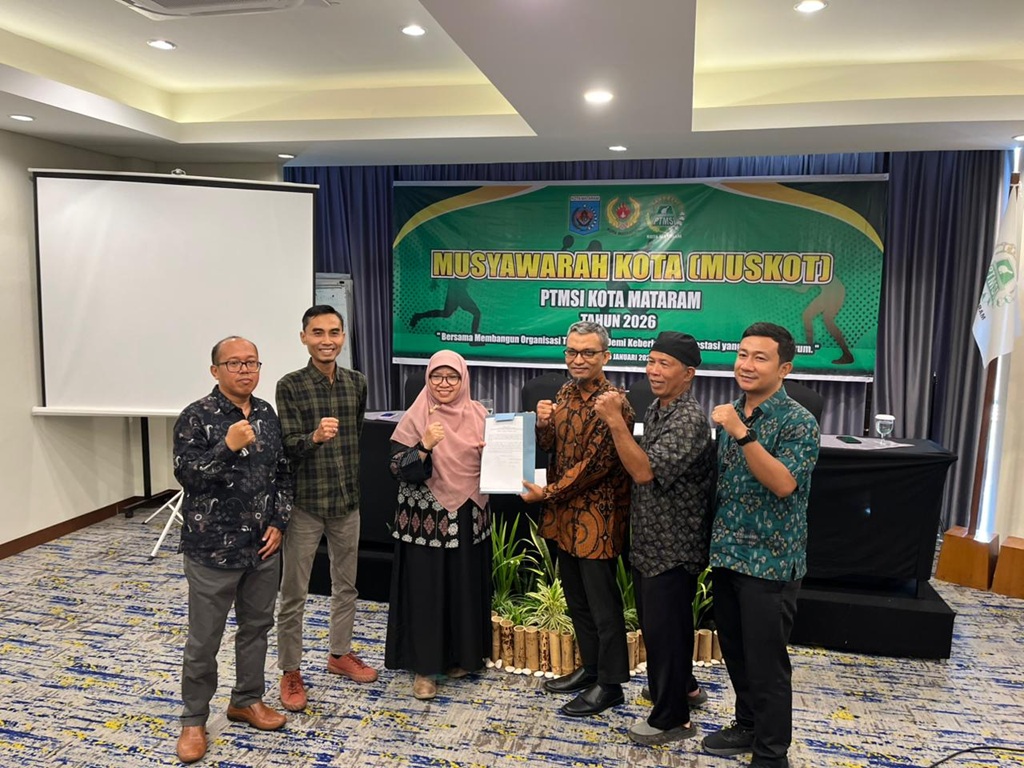 AKLAMASI: Istiningsih (tiga dari kiri) terpilih aklamasi sebagai Ketua Pengkot PTMSI Mataram, Senin (5/1).