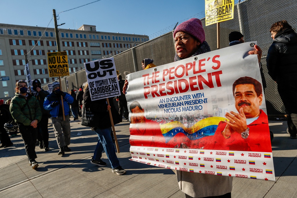 Warga berpartisipasi dalam demonstrasi menentang aksi militer AS di Venezuela di luar Pusat Penahanan Metropolitan, tempat mantan Presiden Venezuela Nicolas Maduro dita (Photo by Kena Betancur / AFP)