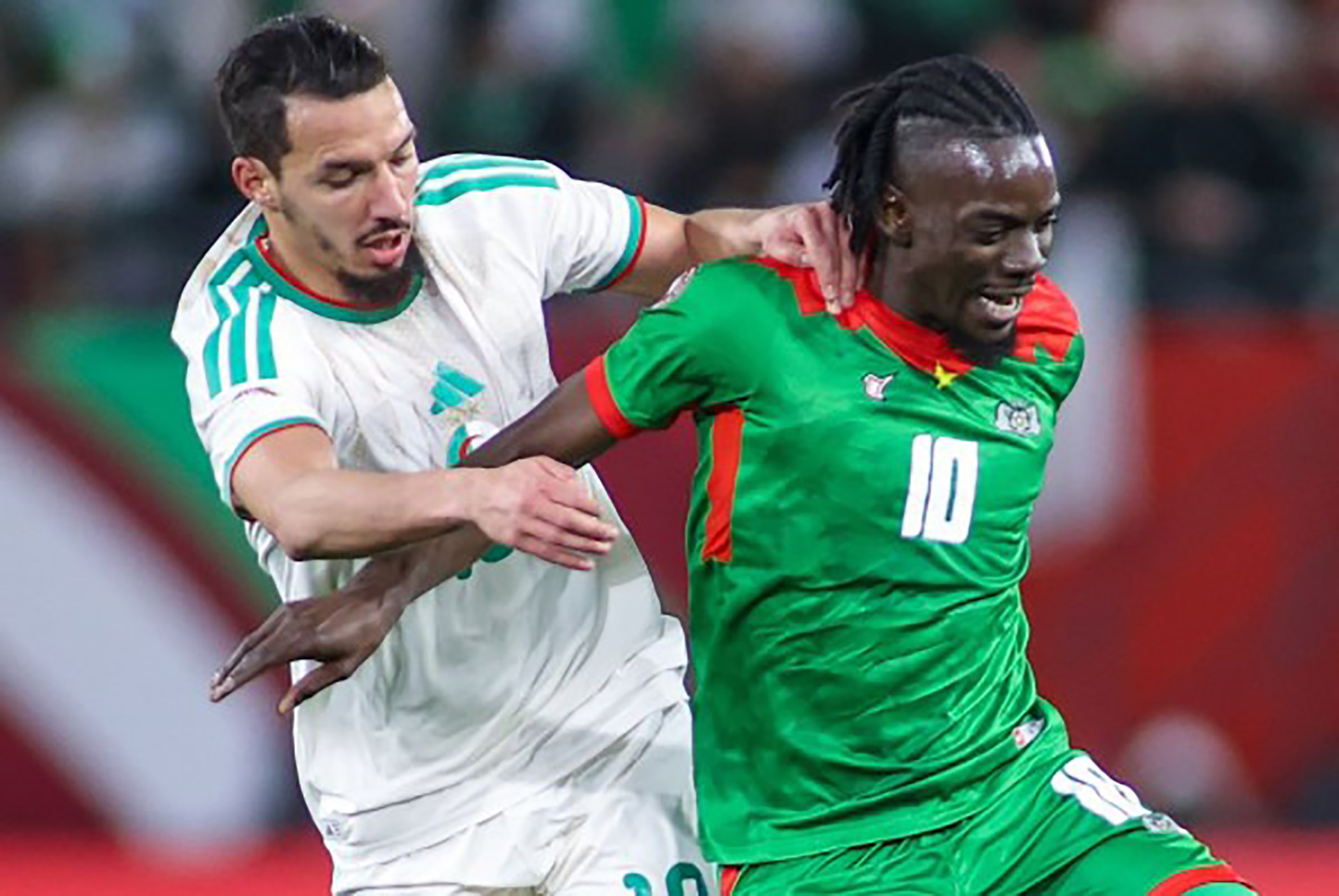 Pemain Aljazair saat menghadapi pemain Burkina Faso dalam laga Piala Afrika, Senin (29/12).
