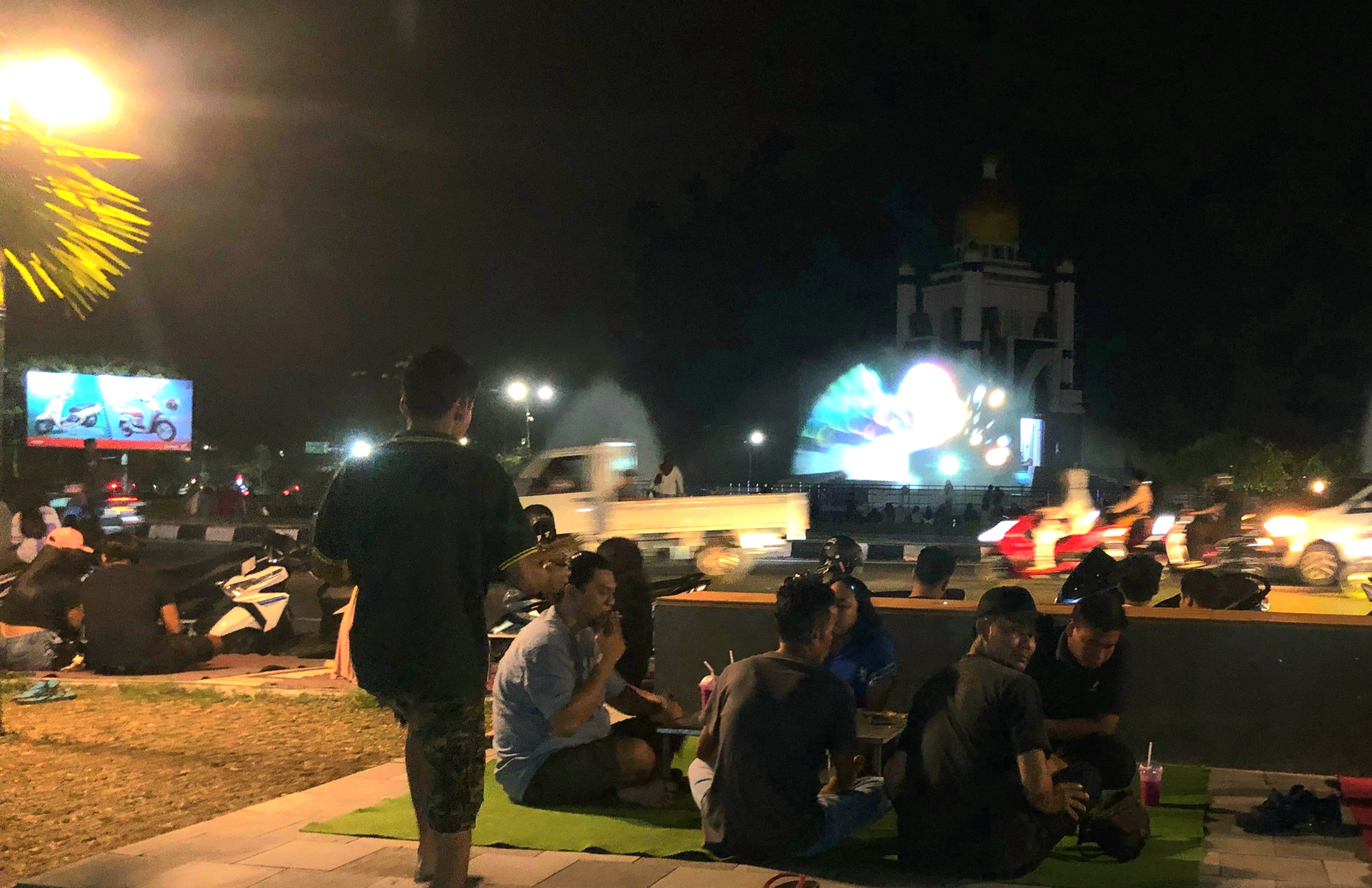 PUSAT KULINER HINGGA HIBURAN KELUARGA: Bundaran GMS yang telah direvitalisasi berhasil menghidupkan Gerung sebagai ibu kota kabupaten Lombok Barat.