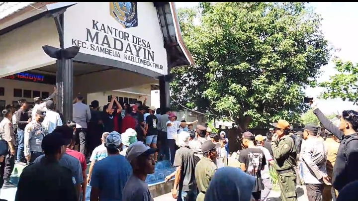 Puluhan masyarakat Desa Madayin melakukan aksi demonstrasi di depan kantor desa setempat, menuntut agar Kades Madayin mengundurkan diri dari jabatannya