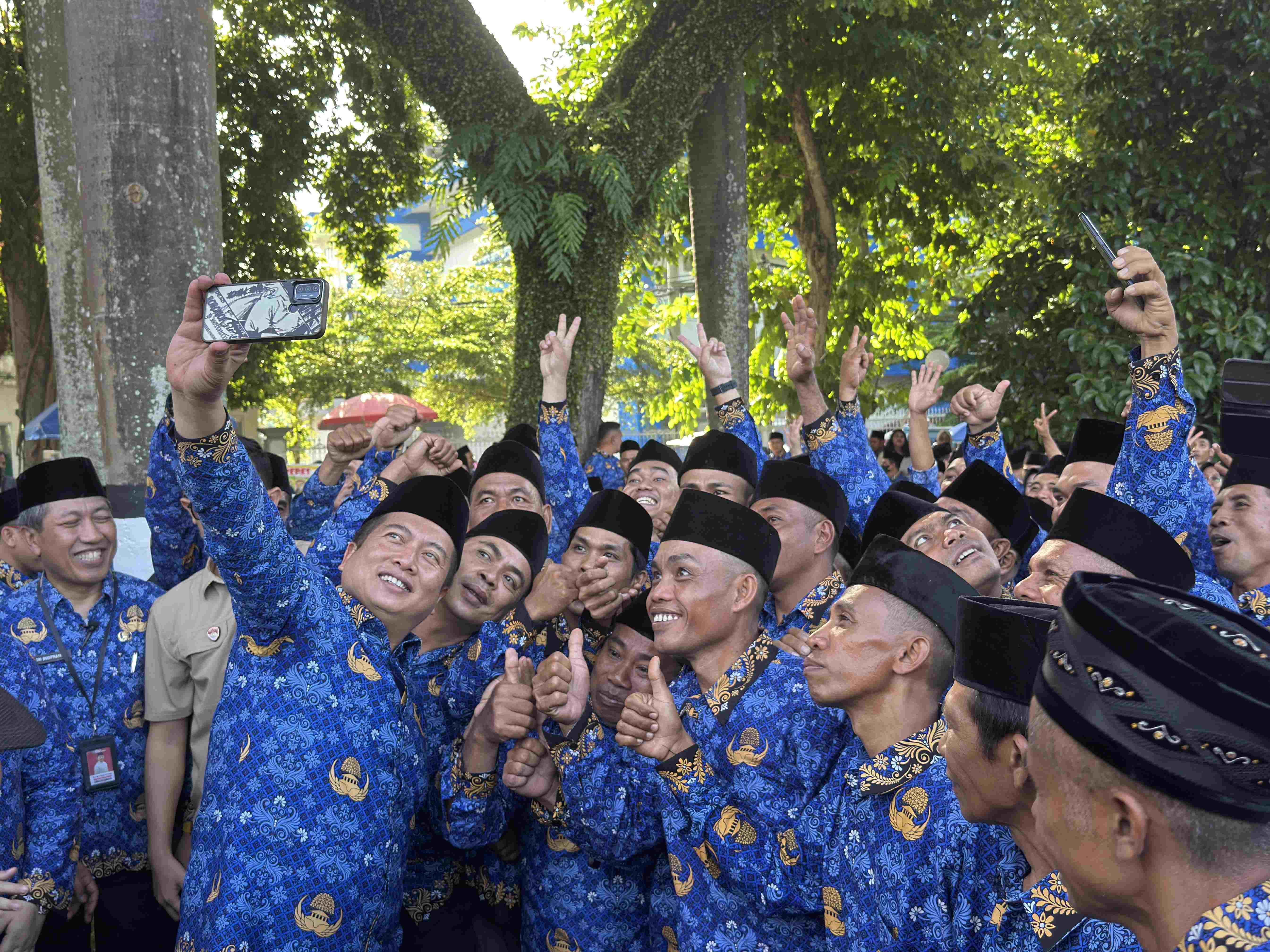 PEGAWAI PEMERINTAH: Gubernur NTB Lalu Muhamad Iqbal, berswafoto dengan PPPK Paro Waktu, usai resmi dilantik serentak, di akhir Desember 2025 lalu.