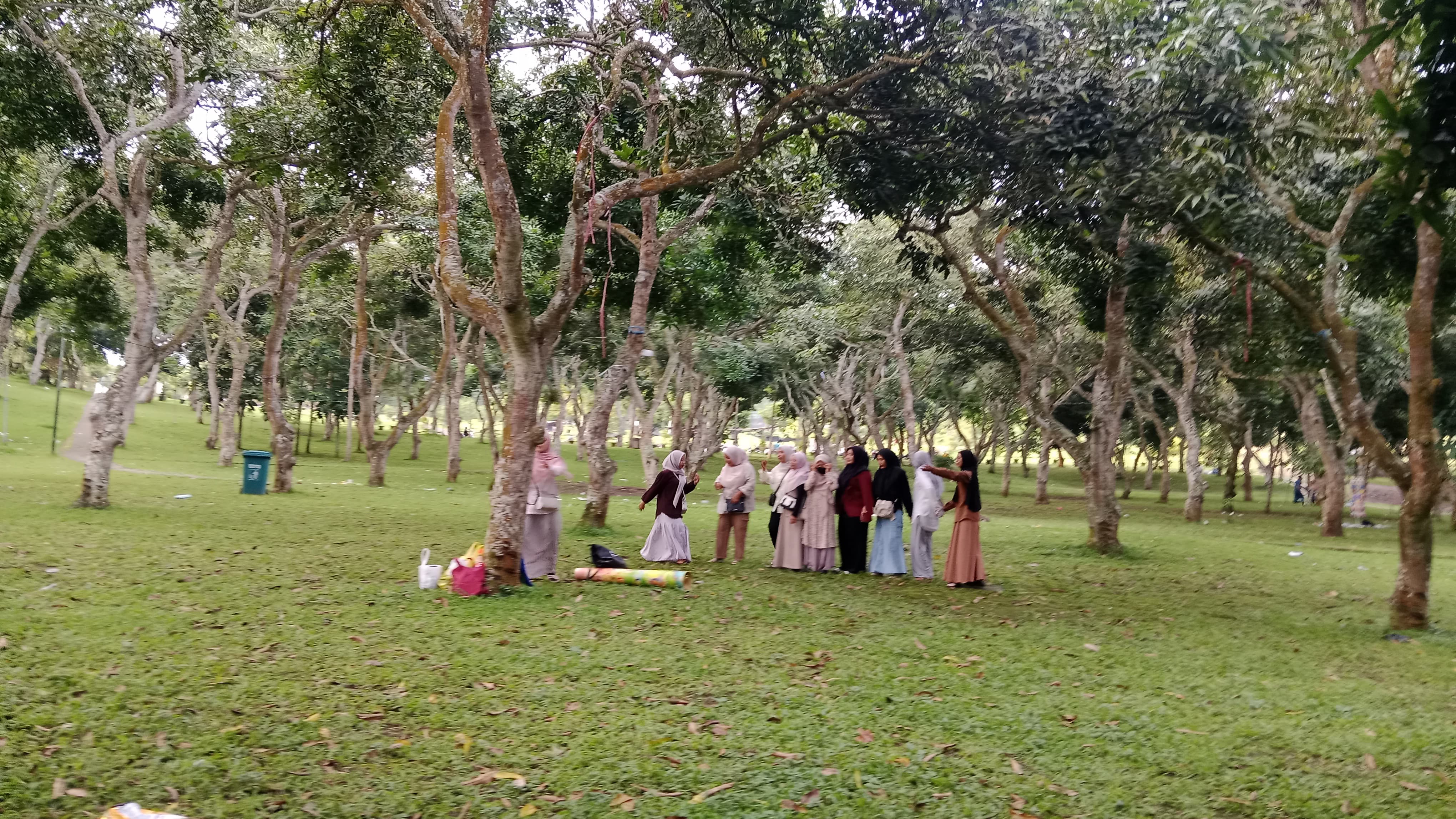 Sejumlah pengunjung bercengkerama di Kebun Raya Lemor, di masa libur tahun baru 2026, beberapa waktu lalu