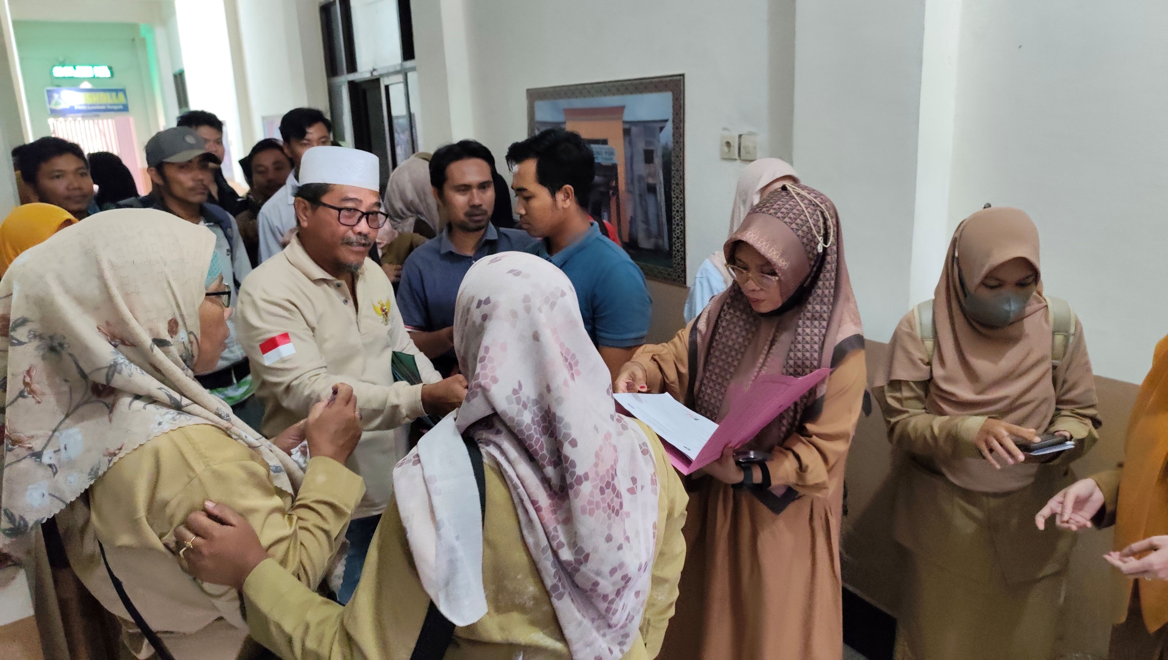 Ketua PGRI Lombok Tengah M Amir menemui 715 guru honerer non-database di kantor PGRI Lombok Tengah, Praya, Senin (5/1).