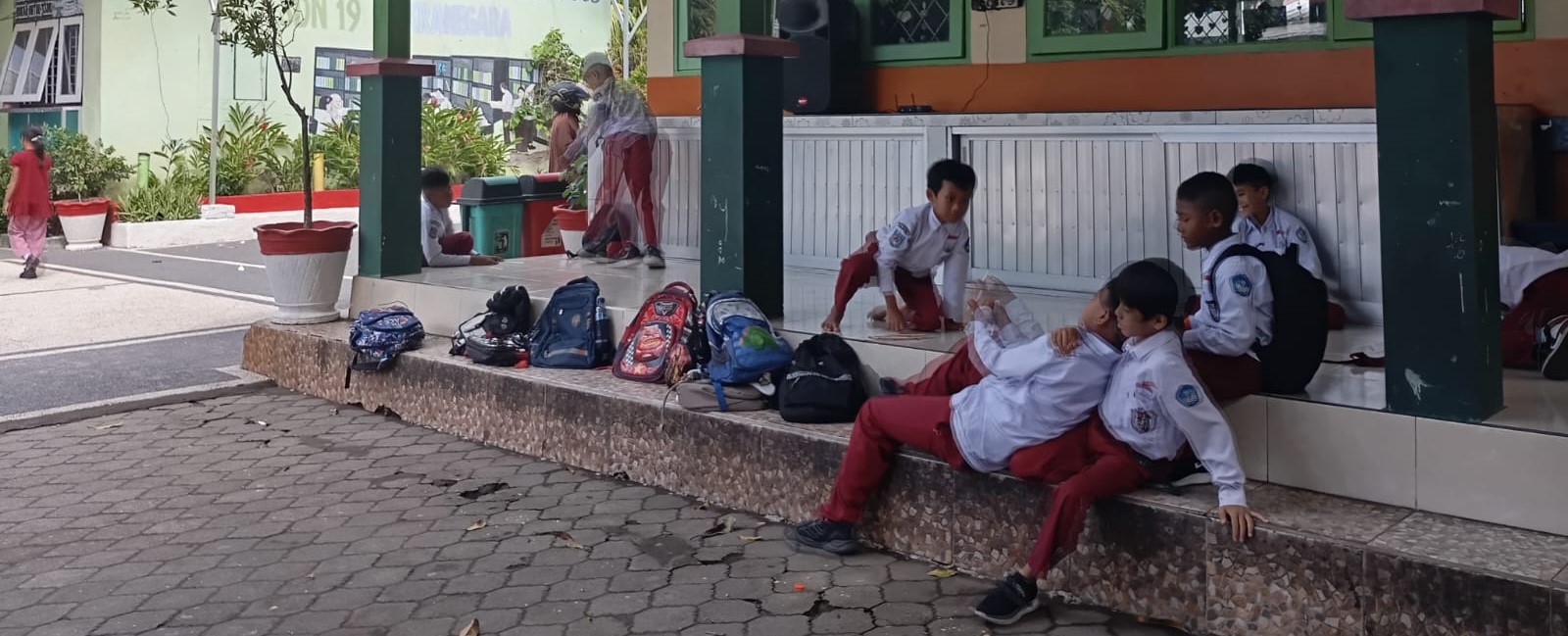 Sejumlah muri SD di Kota Mataram bermain di teras sekolah, Senin (5/1). Sekolah Dasar di Mataram dukung Full Day School, guru dan siswa sama-sama diuntungkan.