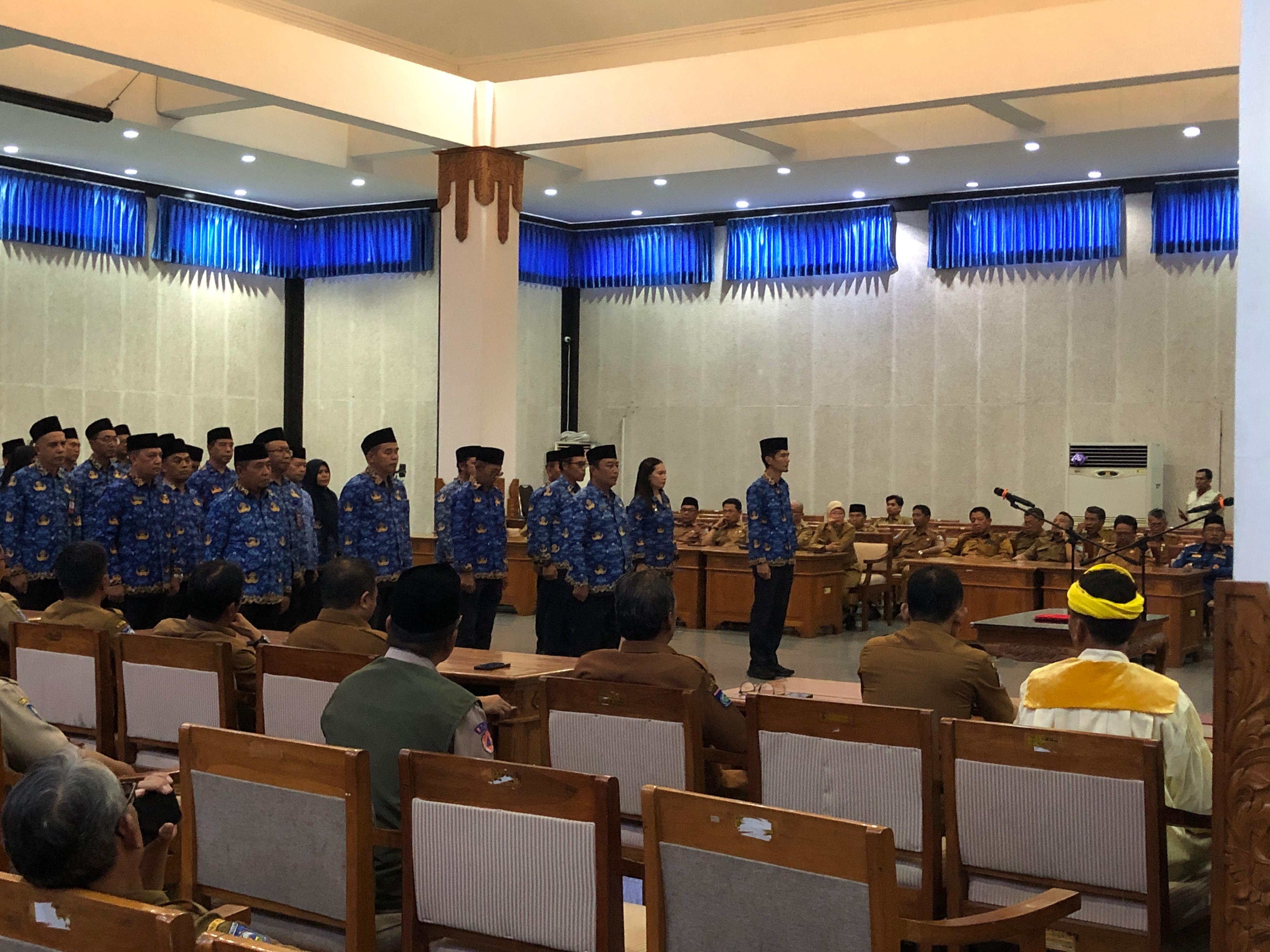 MUTASI ADMINISTRATOR: Sejumlah pejabat eselon III Pemkab Lombok Barat saat mengikuti mutasi di Aula Kantor Bupati, Senin (5/1).